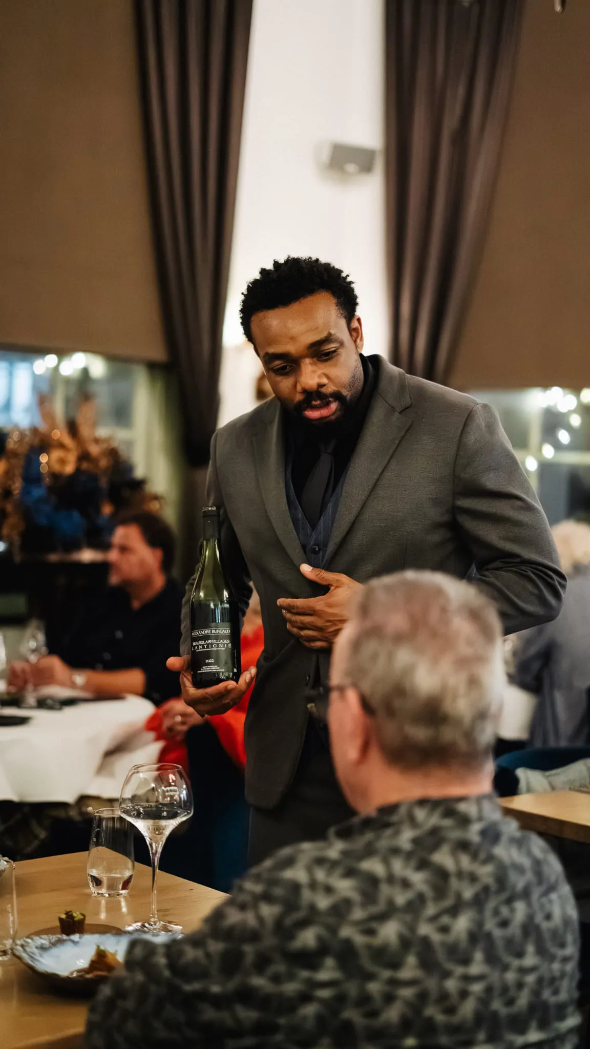 Gastheer Denzel begeleid gasten door de reis van smaken bij restaurant De Provenier, vlakbij Vlaardingen