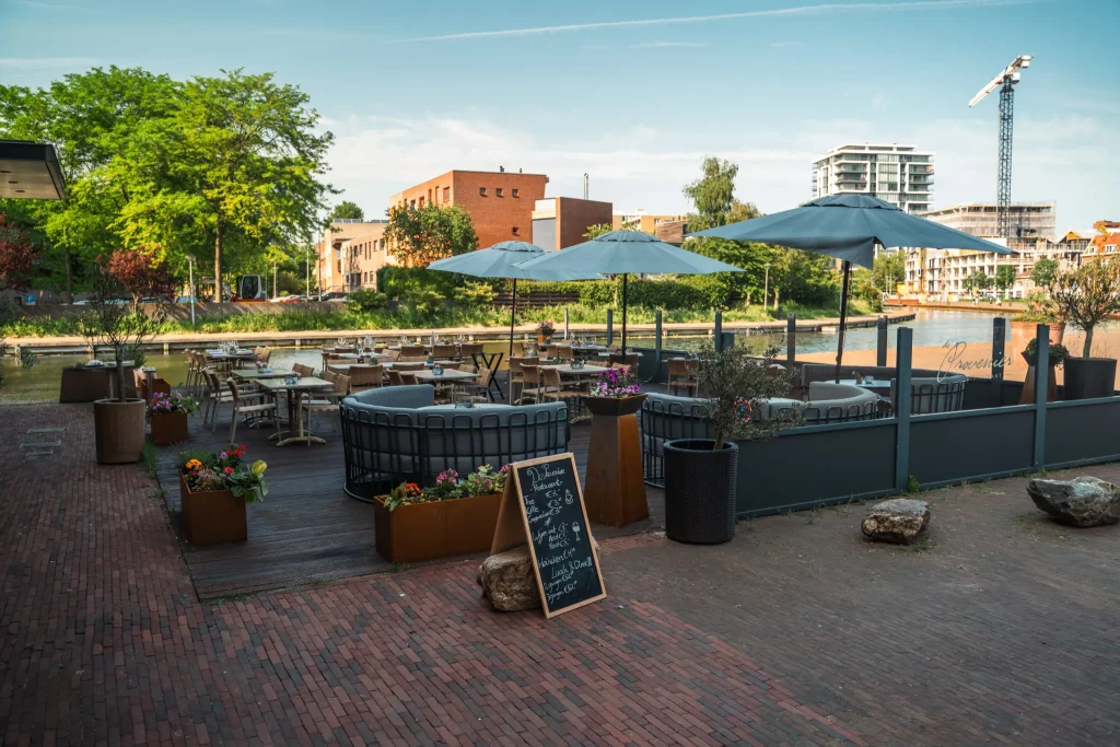 Restaurant De Provenier terras aan het water loungen