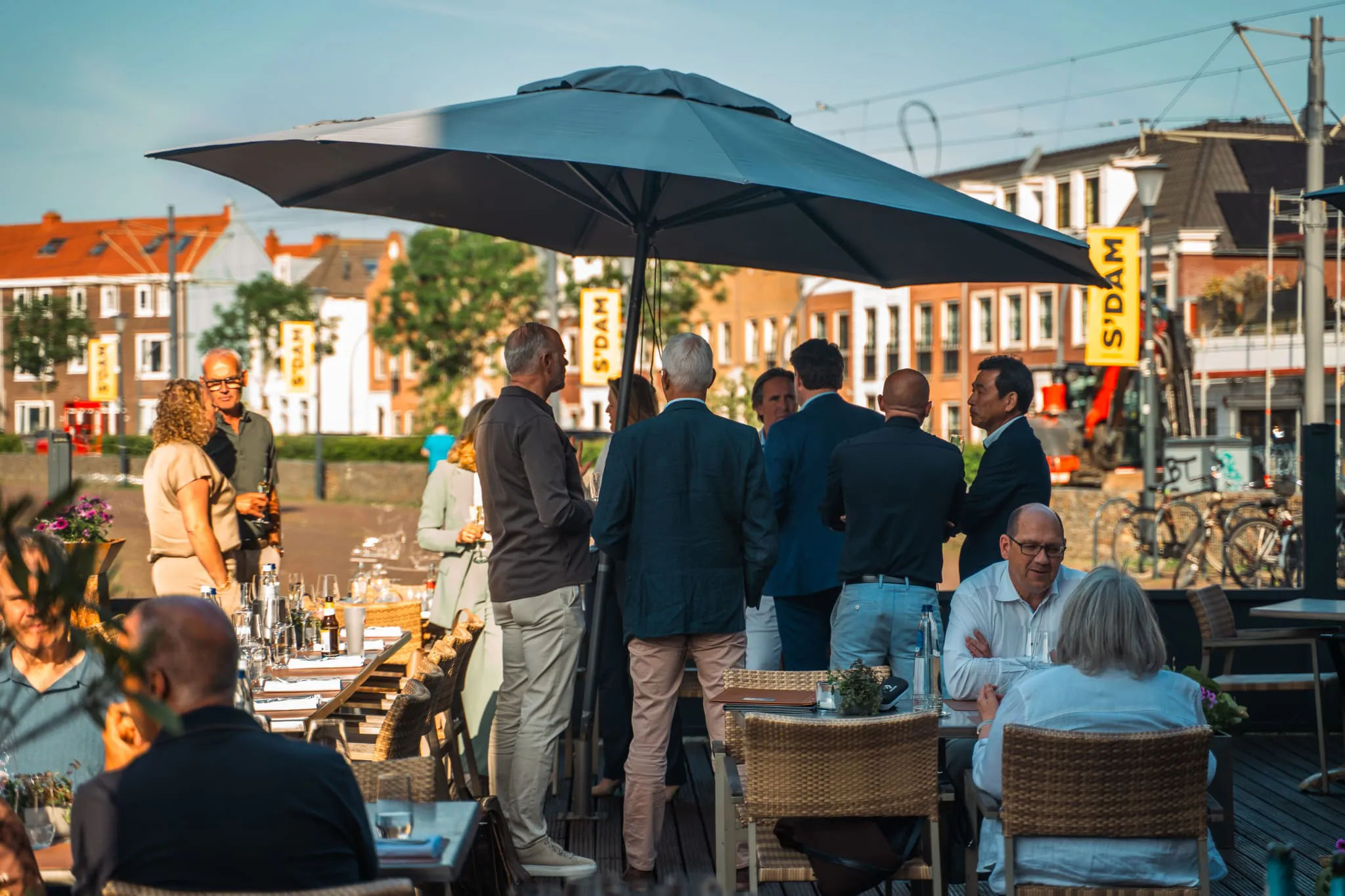 gezellig-terras-aan-het-water Terras aan het water bij restaurant De Provenier in Schiedam